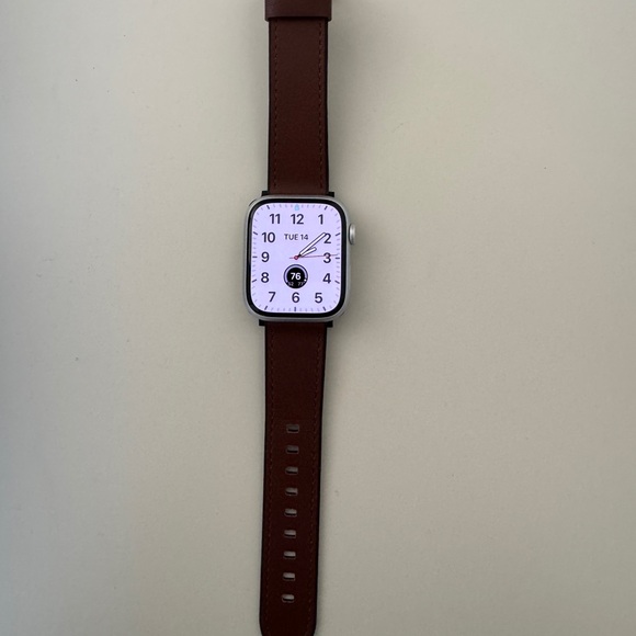 Apple Watch Series 8 GPS 45mm Case Leather Band EUC - Picture 2 of 7